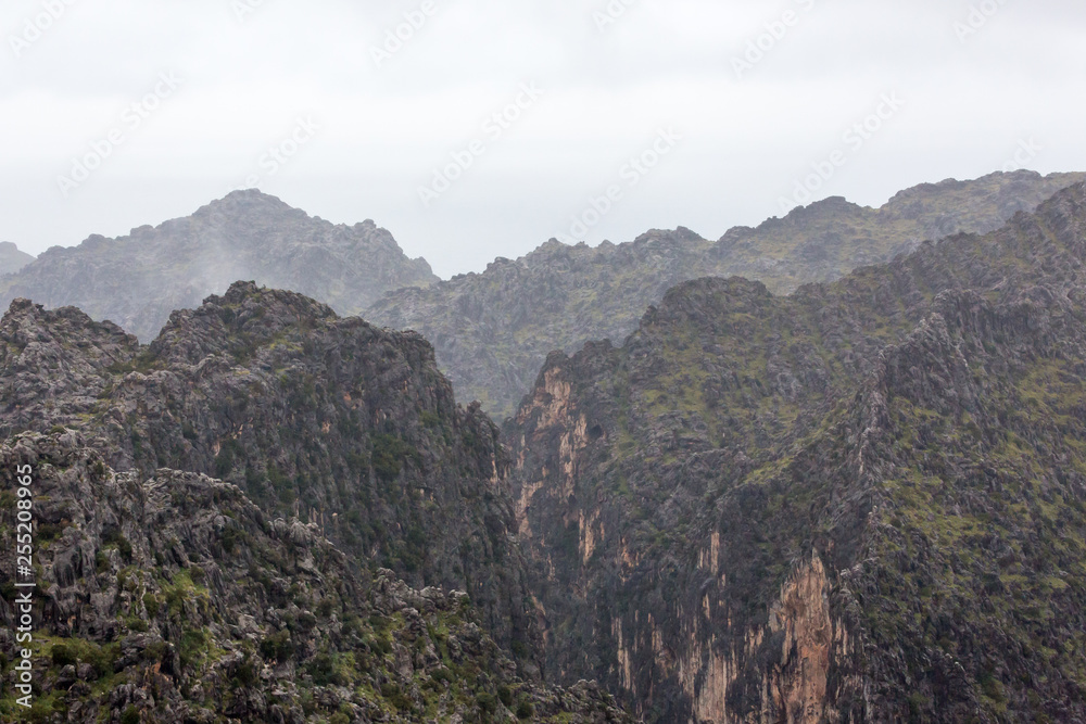 Atemberaubende Landschaft im Nebel, auf dem Weg nach Torrent de Pareis