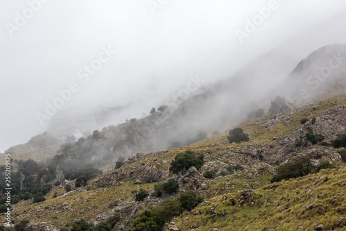 Die Felsen auf dem Weg nach Torrent de Pareis werden vom Nebel eingeschlossen