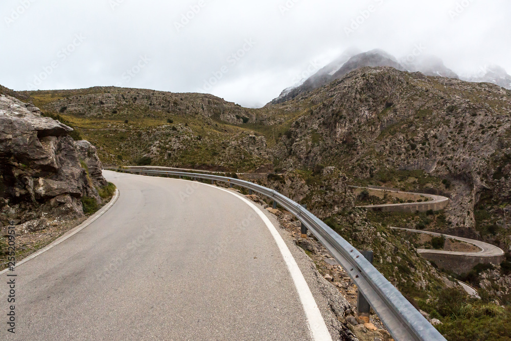 Der Blick auf die Berge und die sich schlängelnde Serpentinenstraße auf Mallorca