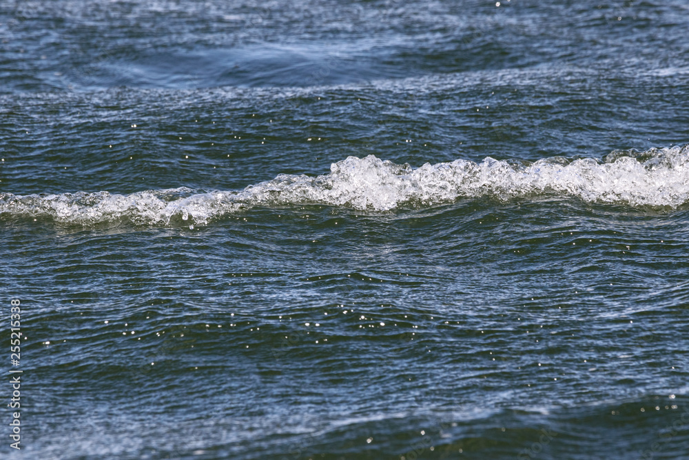 Fototapeta premium Fale i zmarszczki na wodzie.