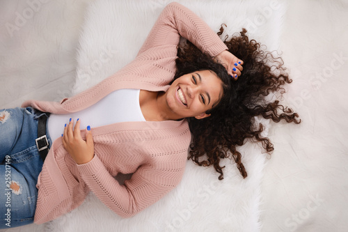 Fotografia Beautiful, Laughing Biracial High School Senior with Curly Hair and Perfect Smil