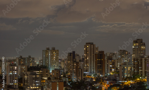 city at night © Vitor