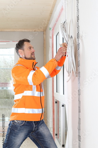 Handwerker arbeitet im Neubau photo