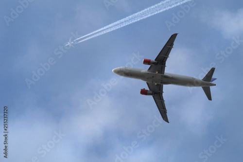 Passagierflugzeug in der Luft in geringer H  he und Flugzeug in gro  er H  he - Stockfoto