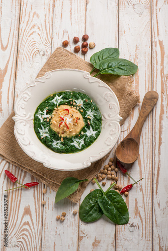spinach and chickpeas soup with hazelnuts