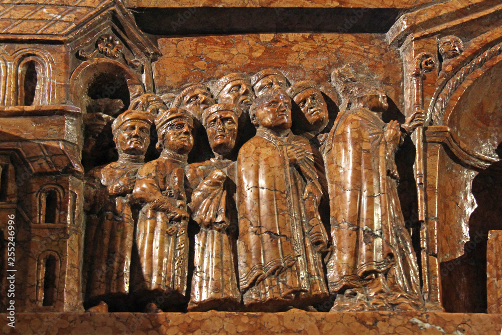 vescovo e corteo di nobili; bassorilievo sul sarcofago di Berardo Maggi nel Duomo Vecchio di Brescia