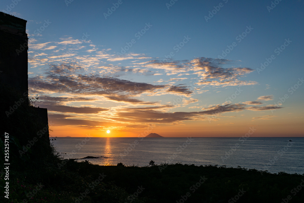 Sonnenuntergang mit Blick auf Vulkan Stromboli