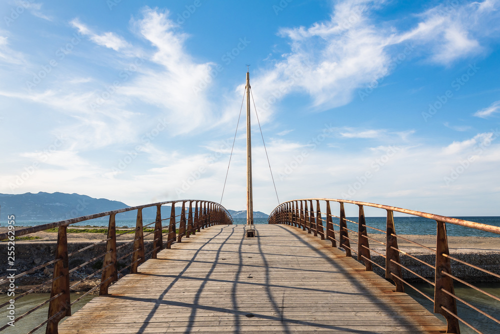 Naklejka premium symmetric bridge view sky clear daylight sea