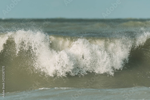 Obraz na plátně Large waves crashing on the beach