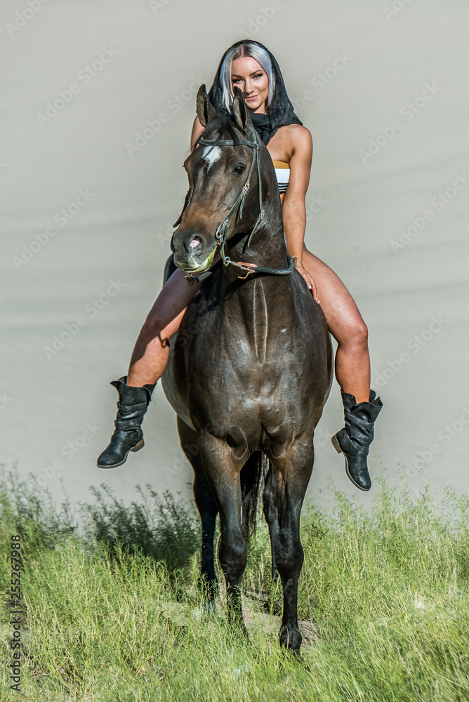 Fototapeta premium Desert Model and Her Horse
