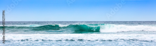 Praia com ondas