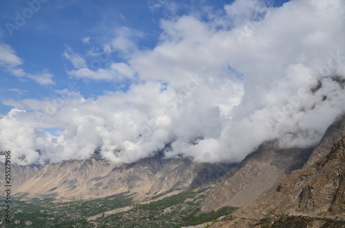 パキスタンのフンザの絶景 美しい雪山と雲