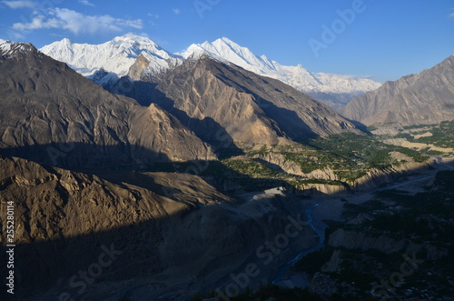 パキスタンのフンザの絶景　美しい山と村と森林と青空 © koujim30