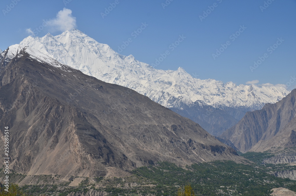 パキスタンのフンザの絶景　美しい雪山と青空　名峰ラカポシ