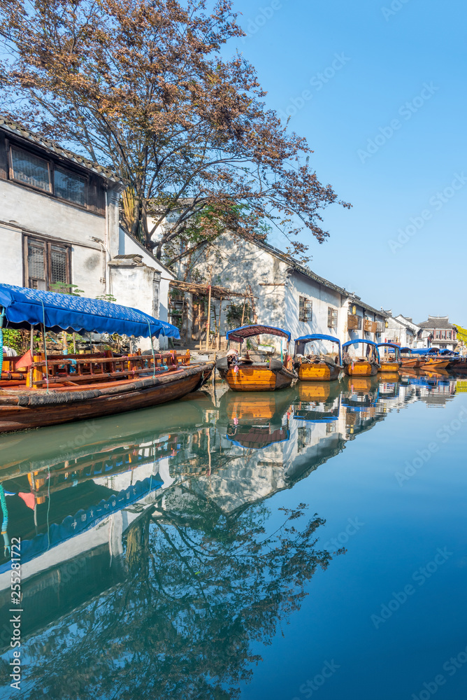 Obraz premium Vessel of Zhouzhuang Ancient town