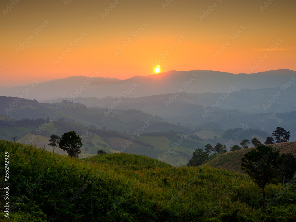 Obraz premium Sunset with mountain background