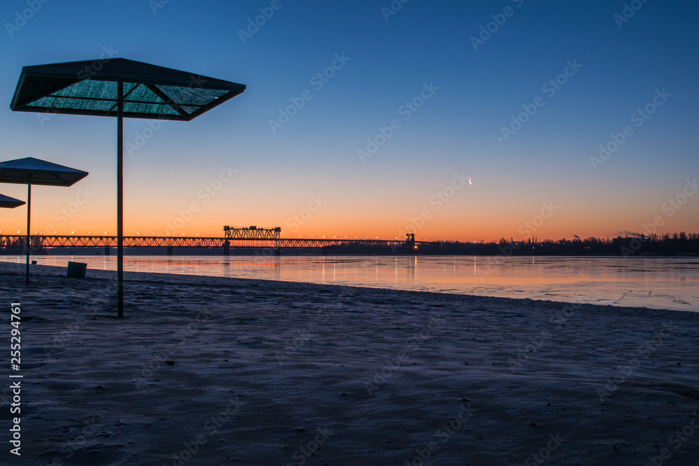 Obraz premium Sunrise on the beach. Dawn on the river coast.