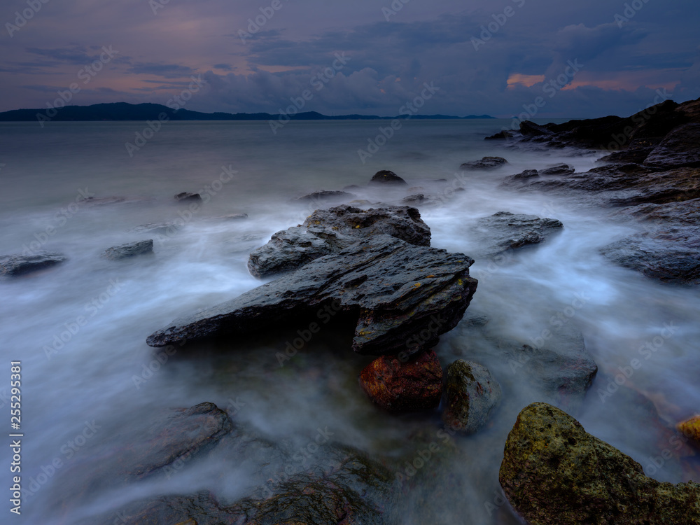 Obraz premium Smooth water at the beach background 