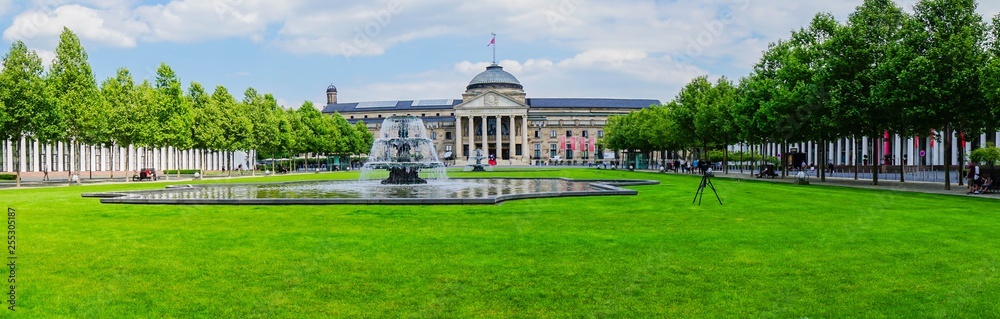 Obraz premium Panoramafoto Casino Stadtpark Wiesbaden