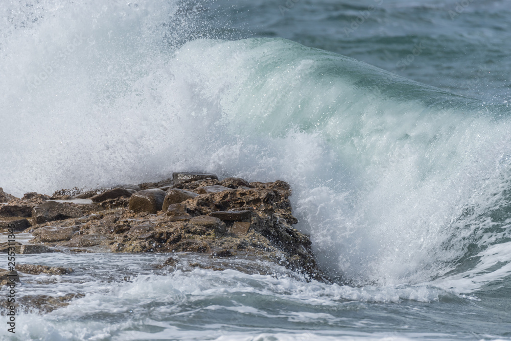 Obraz premium Waves Crashing on Rocks on the Southern Italian Mediterranean Coast