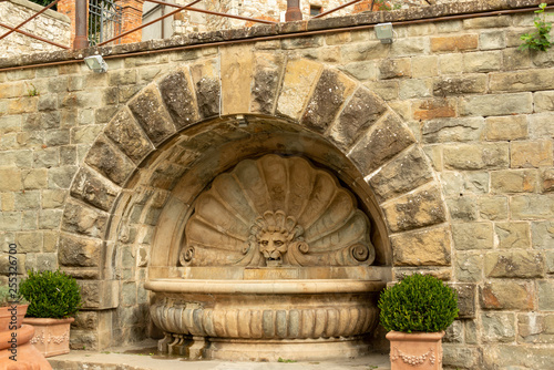 Radda in Chianti, einer der Hauptorte in dem Chiantigebiet zwischen Florenz und Siena. Brunnen vor dem Rathaus photo