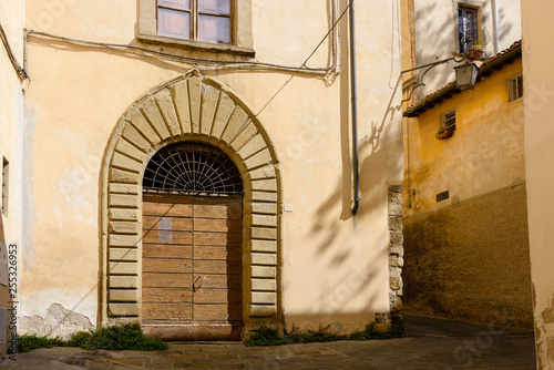 Arezzo ist eine Stadt mit 100 000 Einwohnern in der mittelitalienischen Region Toskana  nord  stlich von Siena. Sie ist Hauptstadt der gleichnamigen Provinz und viertgr    te Stadt der Toskana.