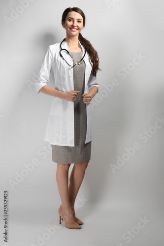 Female doctor on light back...
