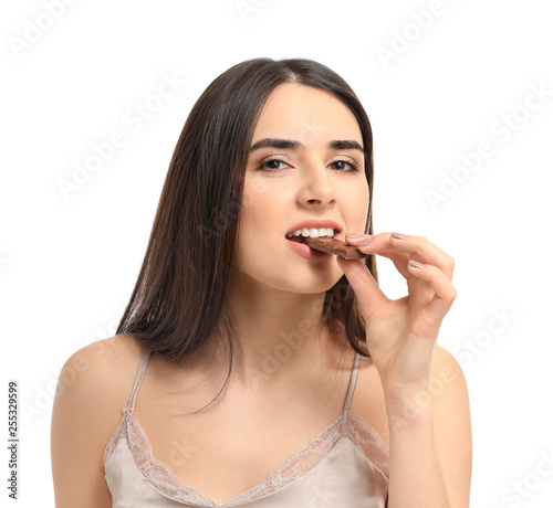 Beautiful young woman eatin...