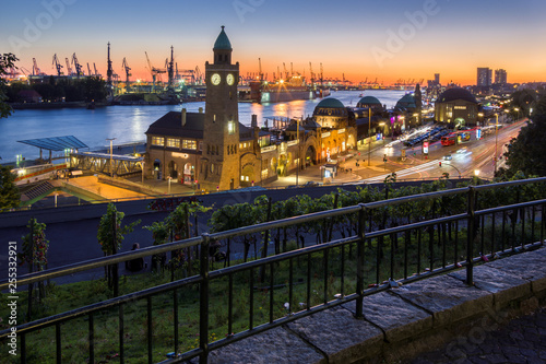 Hafen Hamburg abends Panorama