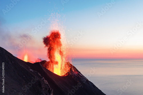 Eruzione del vulcano Stromboli, Italia photo