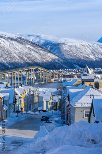 Blick über die verschneite Stadt Tromsö, Norwegen