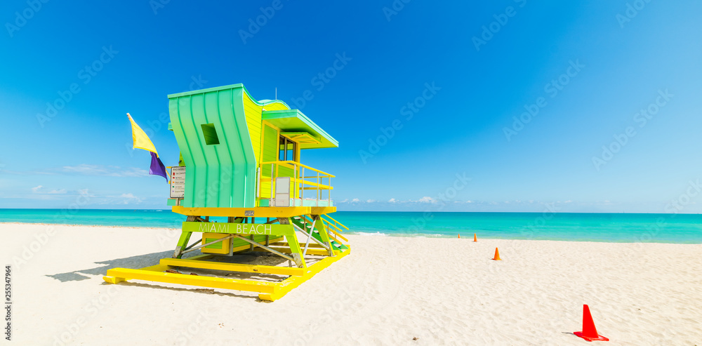 Fototapeta premium Green lifeguard tower in Miami Beach on a clear day