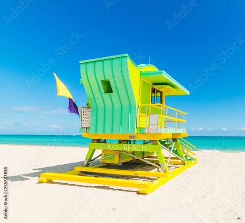 Green lifeguard tower in Miami Beach on a clear day © Gabriele Maltinti