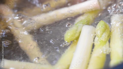 ホワイトアスパラガスを茹でる