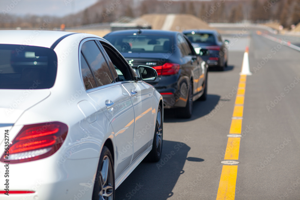 Obraz premium 車 車間距離 走行 車線 自動運転 5G あおり運転 逮捕 道路交通法 法律 裁判 判決
