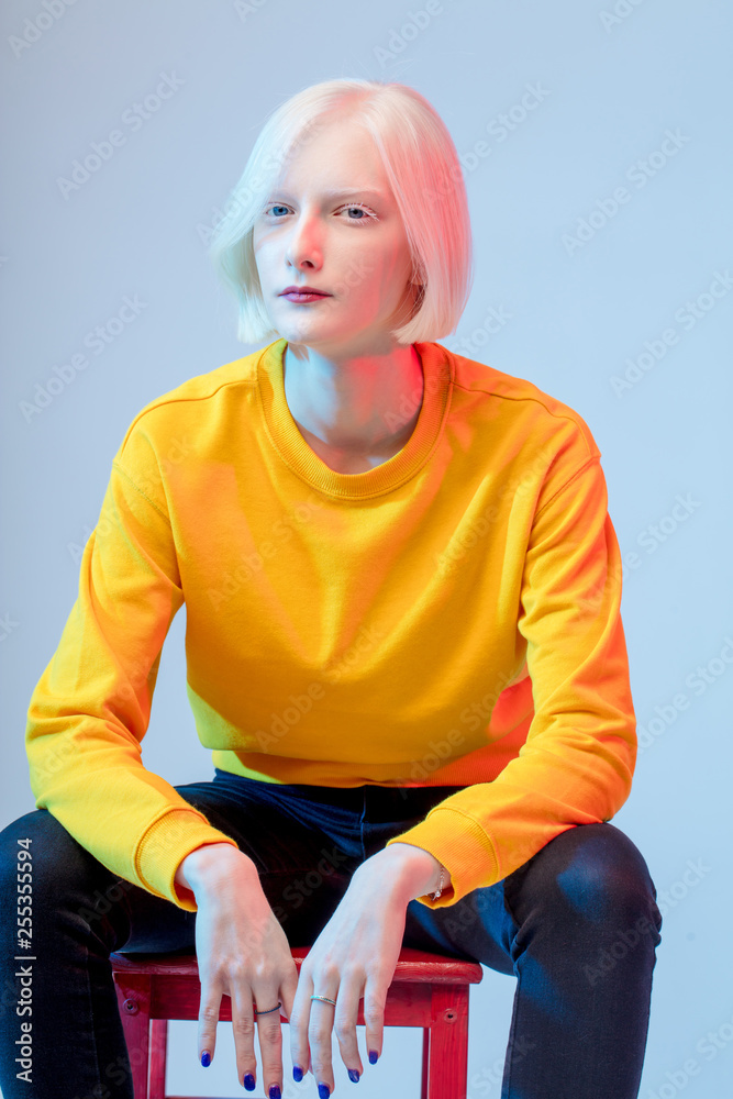 Φωτογραφία cool woman in trendy clothes waiting for somebody on the isolated blue backgroun