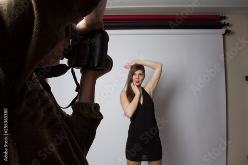 junge schöne frau als model beim Fotoshooting Fotograf Fots knipsen Posing photo