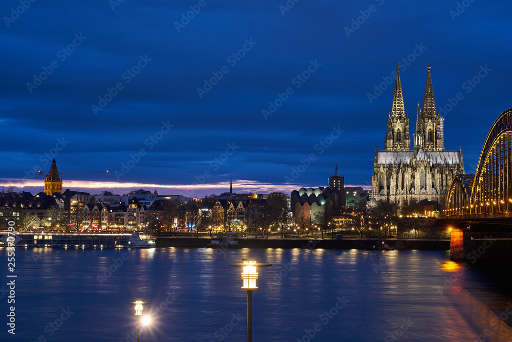 Kölner Dom und Groß St. Martin Kirche mit Blick auf die Hohenzollernbrücke und die Kölner Altstadt und den Fischmarkt während Sonnenuntergang , Blaue Stunde