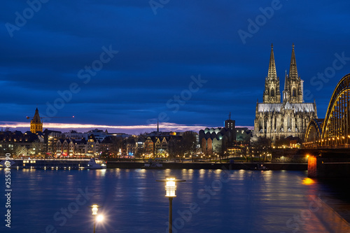 Kölner Dom und Groß St. Martin Kirche mit Blick auf die Hohenzollernbrücke und die Kölner Altstadt und den Fischmarkt während Sonnenuntergang , Blaue Stunde