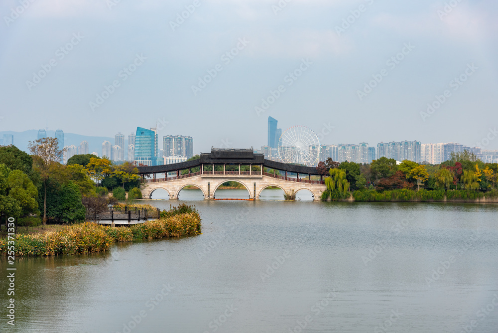 Obraz premium Ancient bridge in Wuxi Li lake Scenic Area