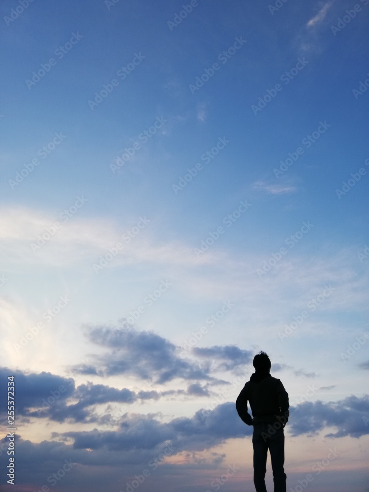 夕暮れ時の空を見上げて佇む人のシルエット　カッパドキア