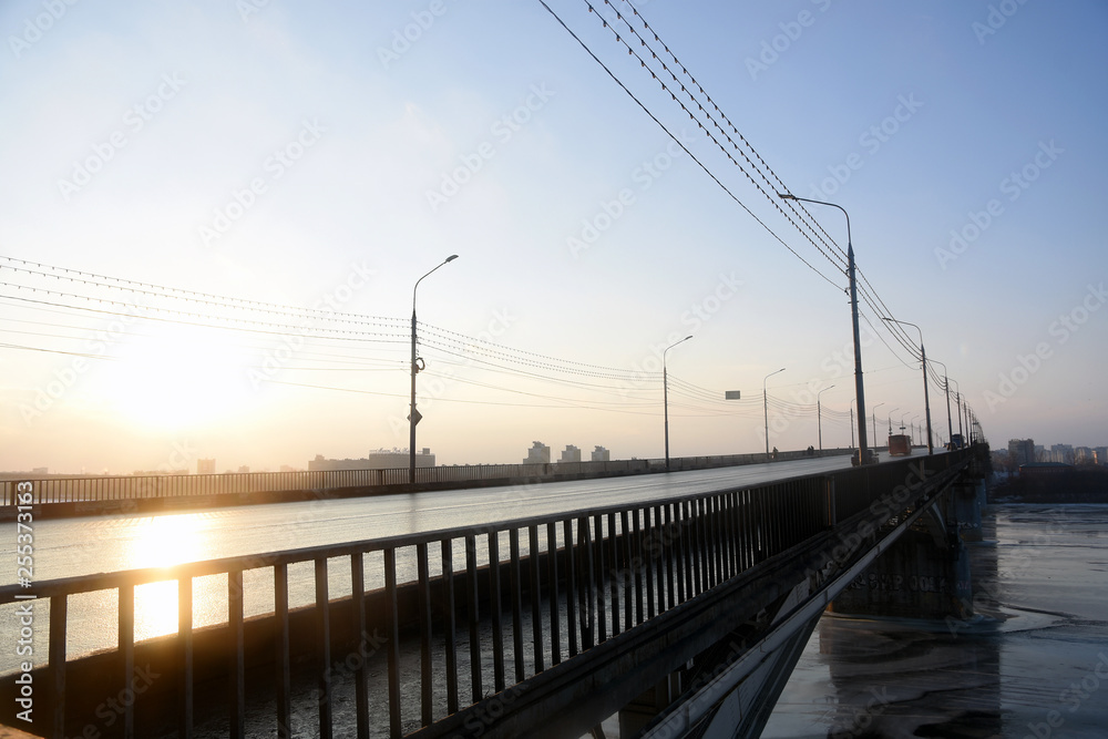 Obraz premium Kanavinsky bridge in Nizhny Novorod, Russia, at sunset
