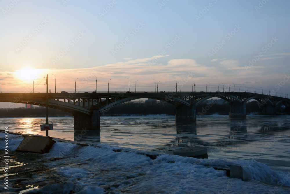 Obraz premium Kanavinsky bridge in Nizhny Novorod, Russia, at sunset