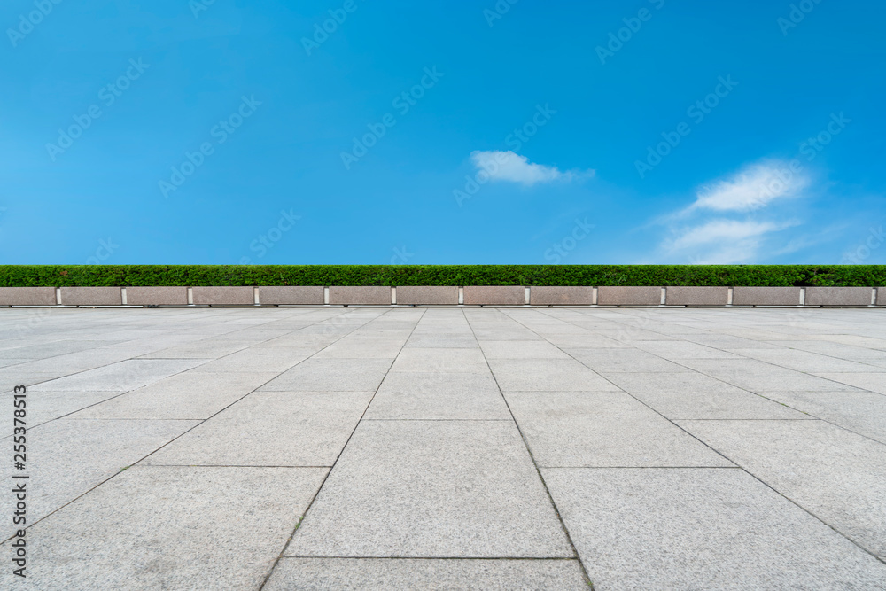 Obraz premium Empty square tiles and beautiful sky scenery