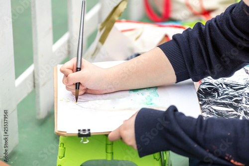 painting courses. student drawing at the park