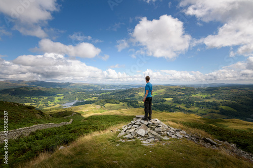 Εκτύπωση καμβά Hiker overlooking the green valleys of the English lake district