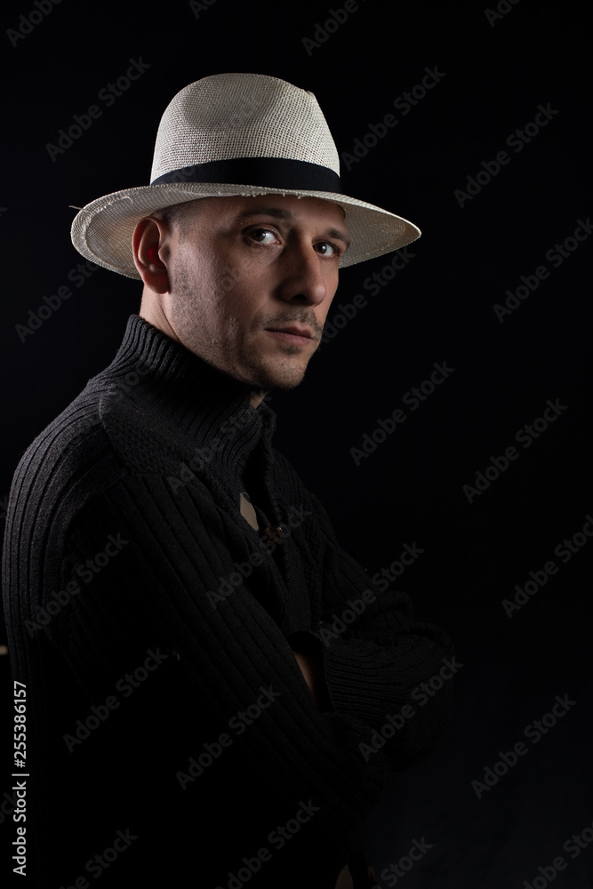 uomo con cappello