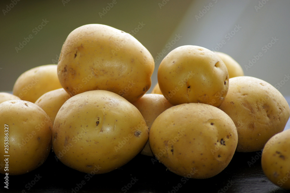 Frische Kartoffeln auf einer Schieferplatte Frische Kartoffeln auf einer Schieferplatte