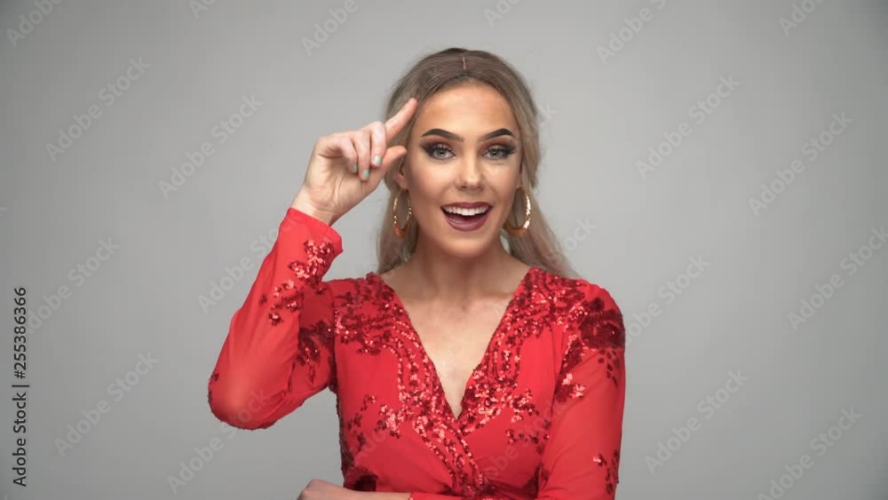 Junge Frau im roten Kleid Reaktion Verstanden Junge Frau im roten Kleid Reaktion Verstanden