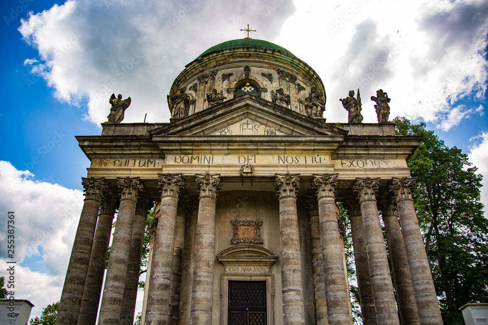 Obraz premium The public access rotunda in Ukraine Against a blue sky with clouds of beautiful and old architecture in the summer
